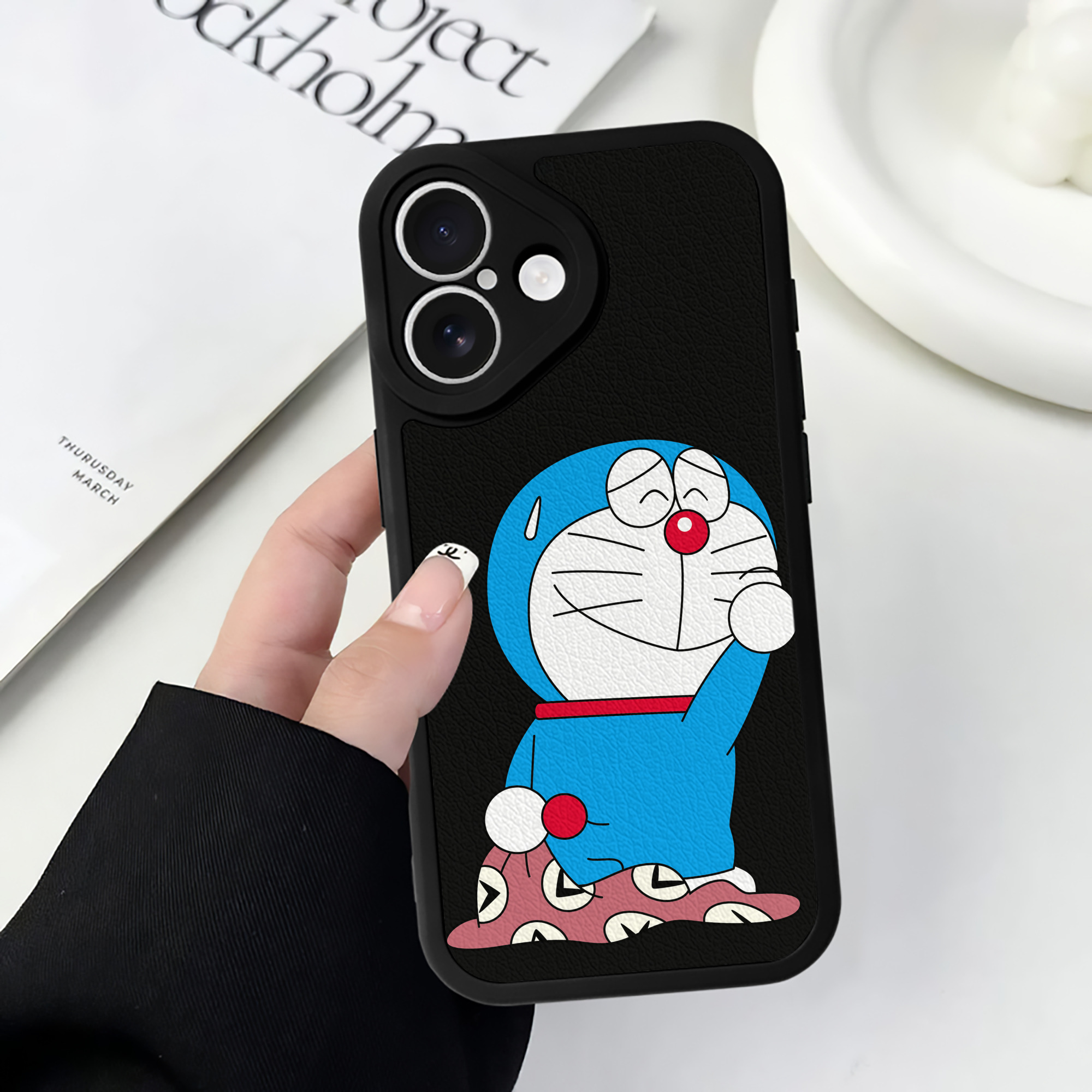 （画像用） ドラえもん Doraemon 【iPhone 16シリーズ対応】シリコンスマホケース（レザー調） 材質：シリコン